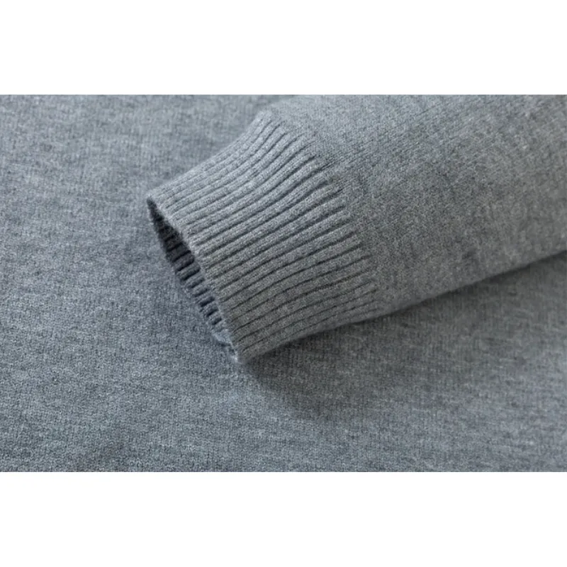 Simple Round Neck Men's Sweater with an Elegant Fit